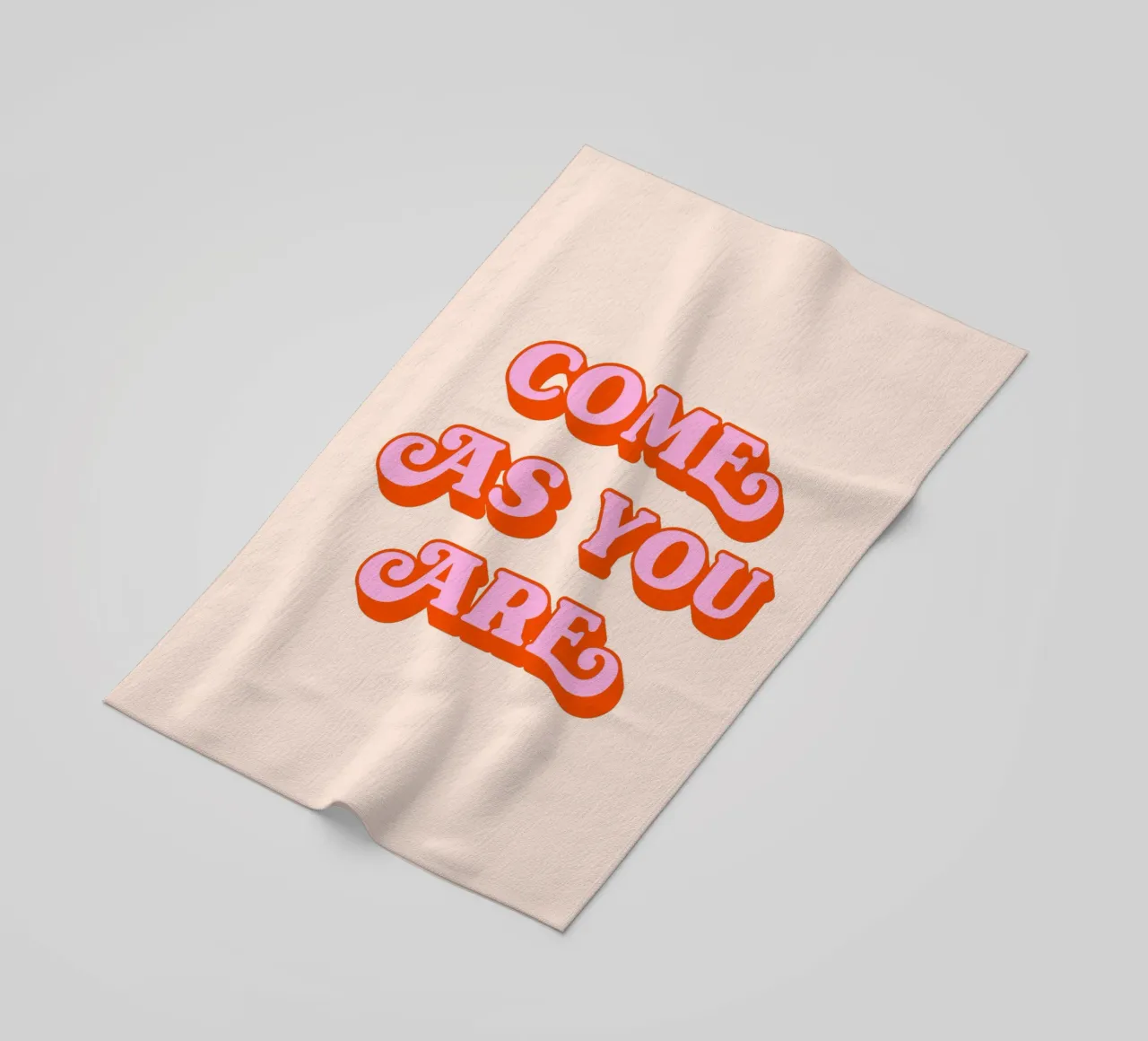Kom zoals je bent (Roze en perzikkleur) strandhanddoek van Paigaam Studio