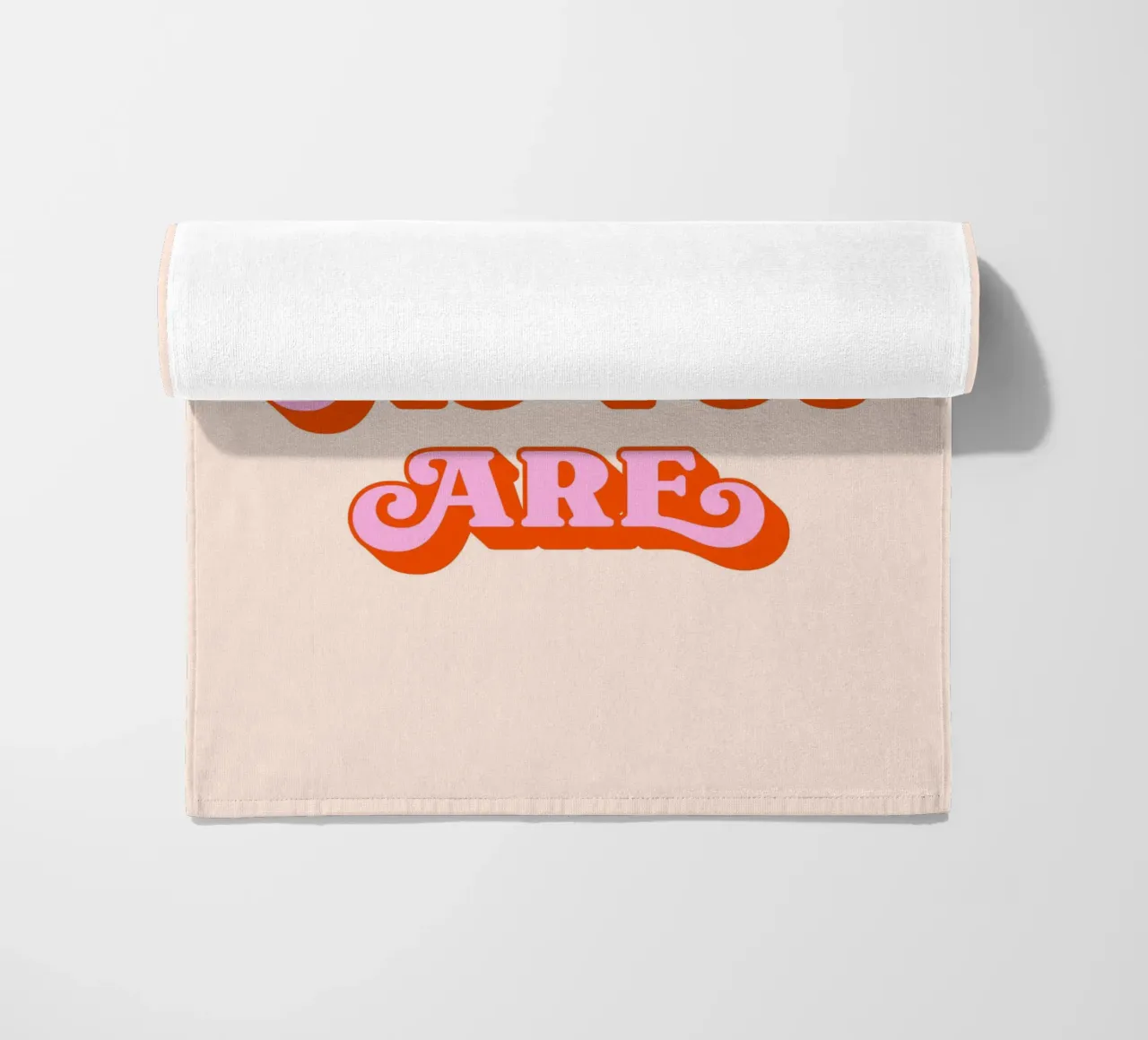 Kom zoals je bent (Roze en perzikkleur) strandhanddoek van Paigaam Studio