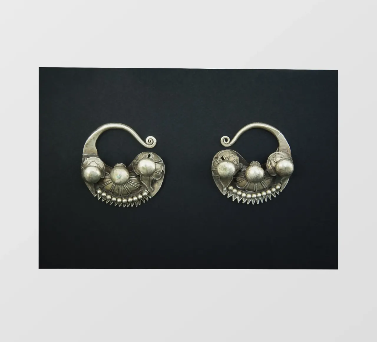 Orecchini mongoli pellicola backlit da Teresa André