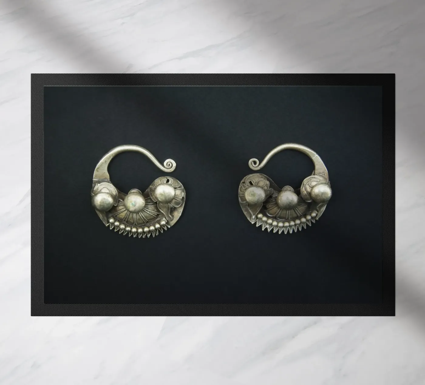 Mongolian earrings paillasson de Teresa André
