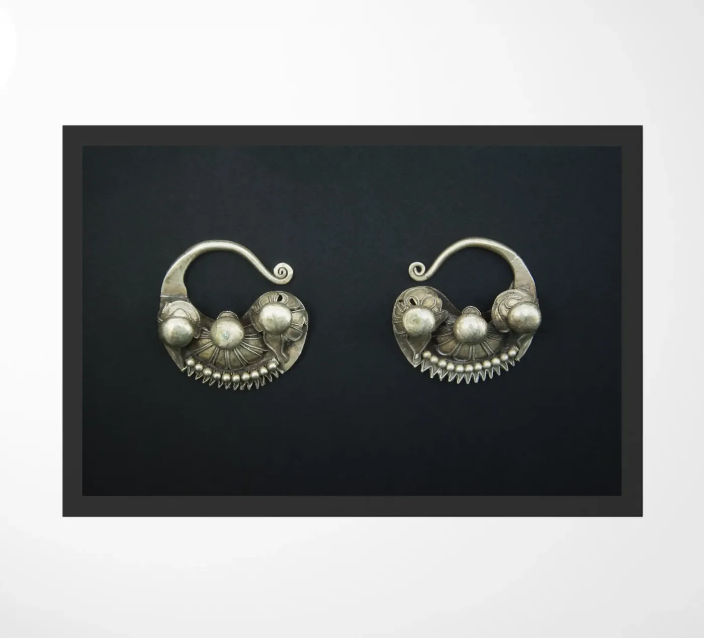 Mongolian earrings paillasson de Teresa André