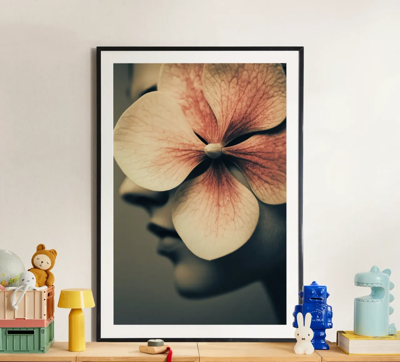 Ritratto femminile con ortensia poster con telaio in plastica da Imagine