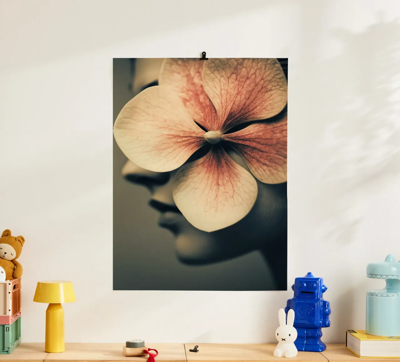 Ritratto femminile con ortensia poster con telaio in plastica da Imagine