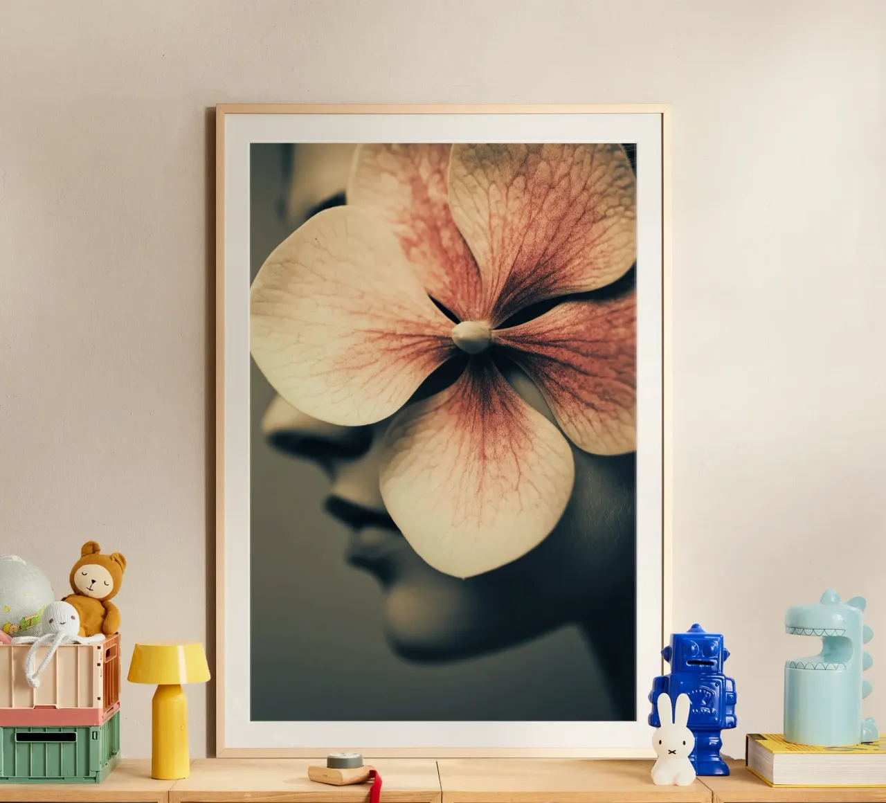 Ritratto femminile con ortensia poster con telaio in plastica da Imagine