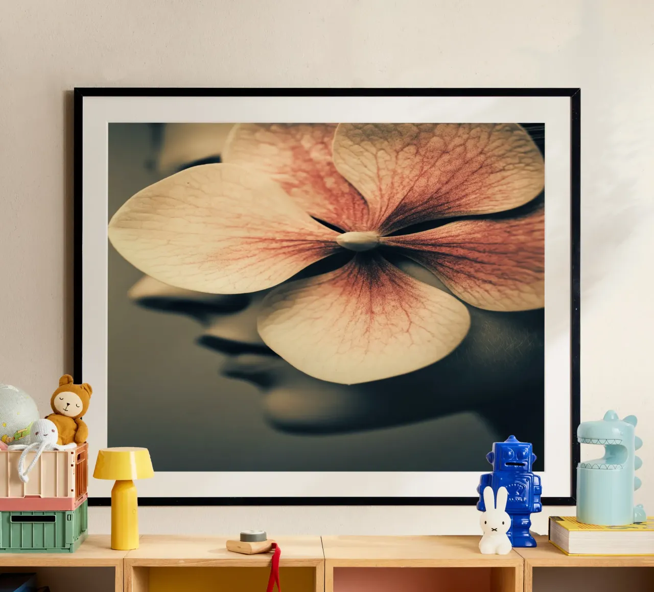 Ritratto femminile con ortensia poster con telaio in plastica da Imagine