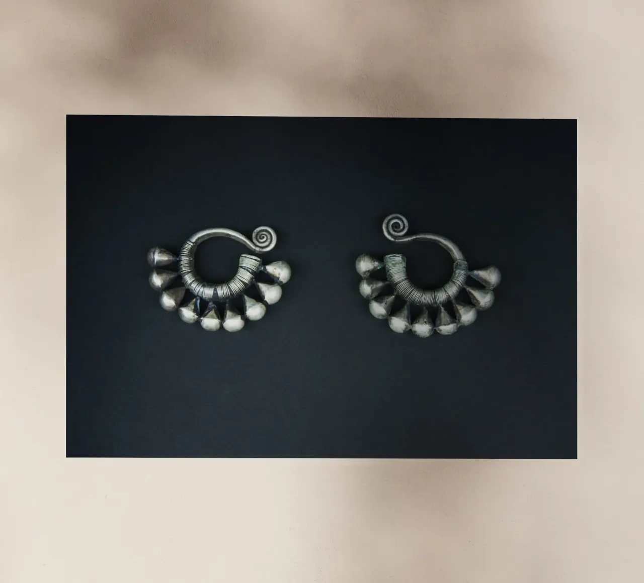 Orecchini mongoli pellicola backlit da Teresa André