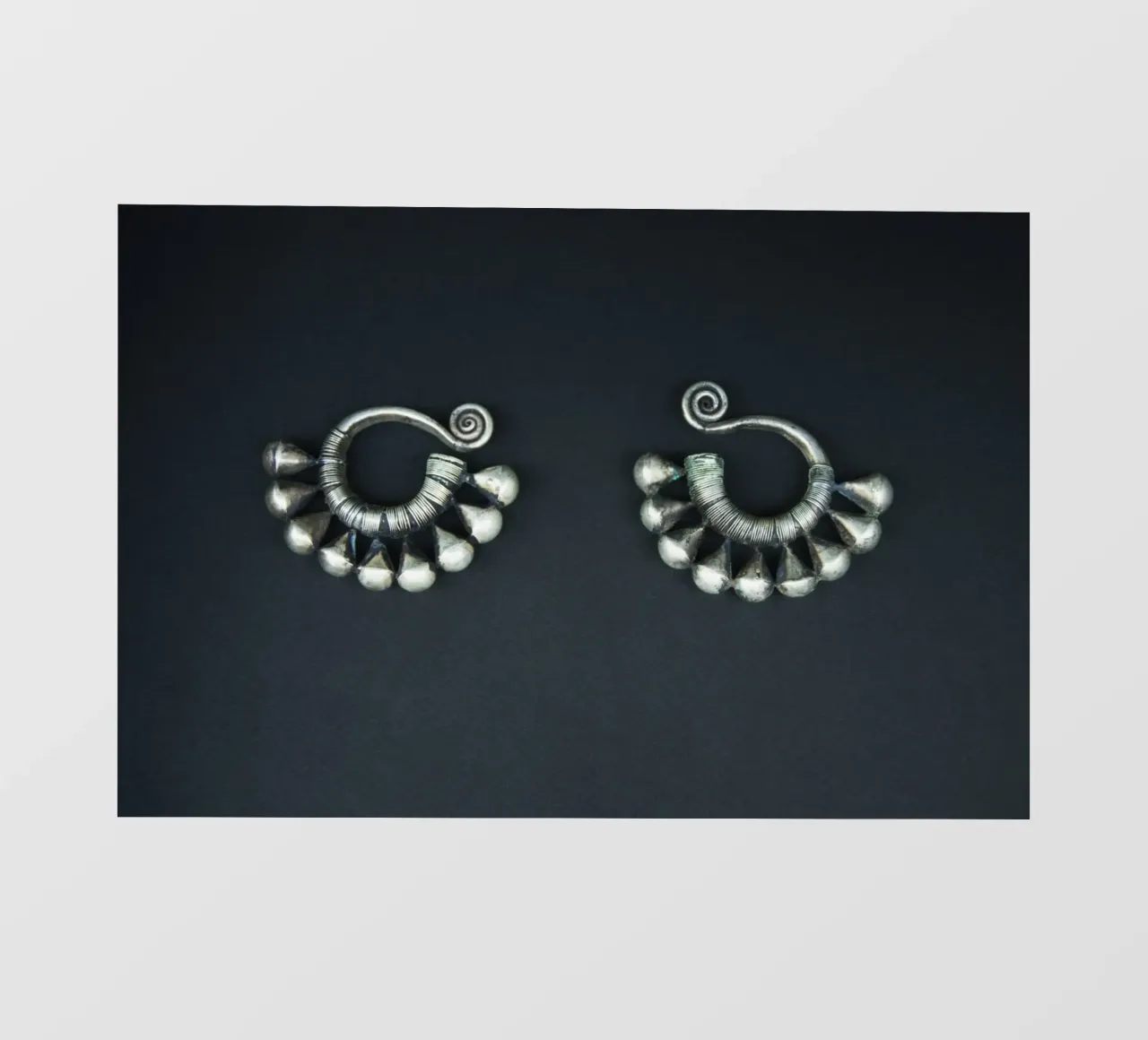 Orecchini mongoli pellicola backlit da Teresa André