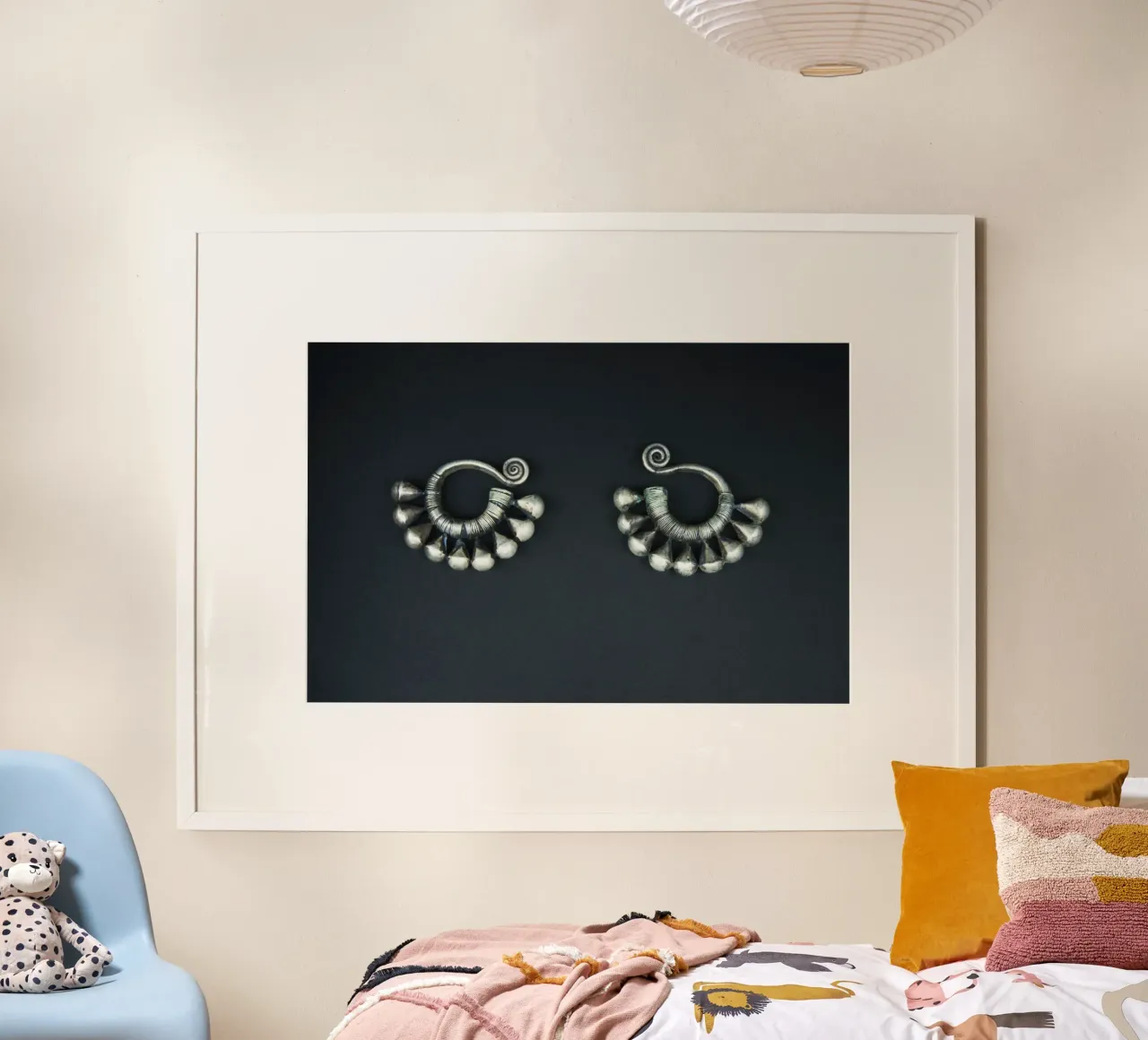 Orecchini mongoli poster con telaio in plastica da Teresa André