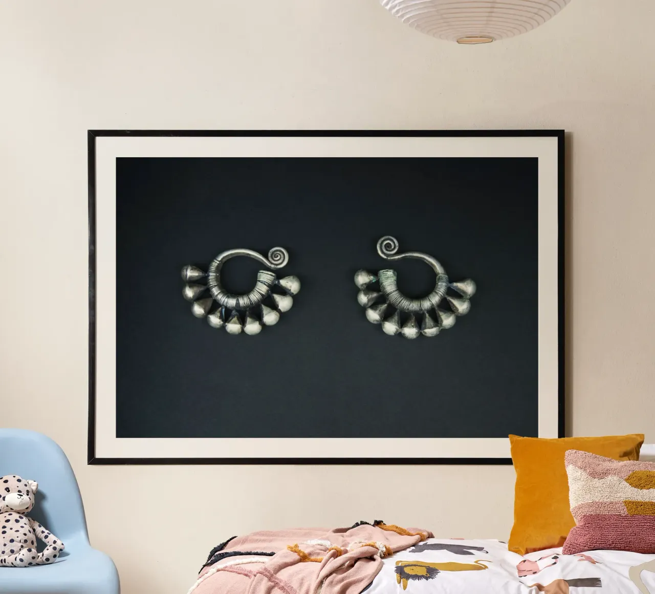 Orecchini mongoli poster con telaio in plastica da Teresa André