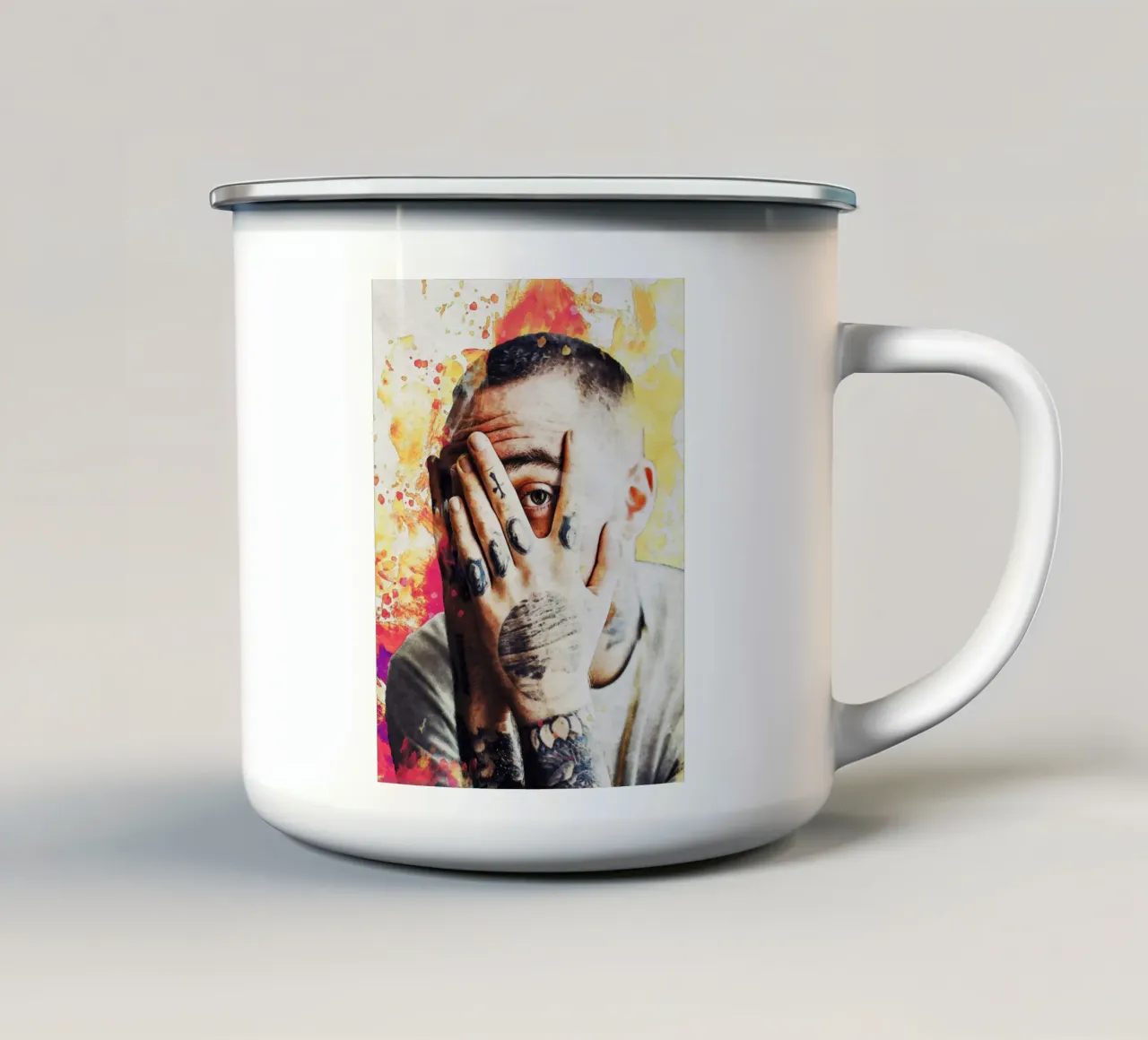 Sfumatura del ritratto di Mac Miller tazza in smalto da Gunawan Rb