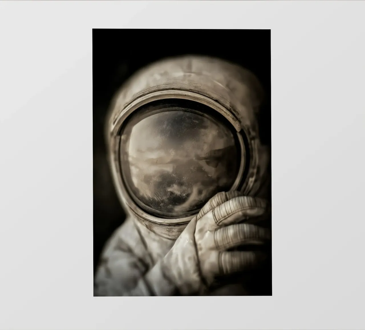 Un astronauta in tonalità di grigio pellicola backlit da Imagine