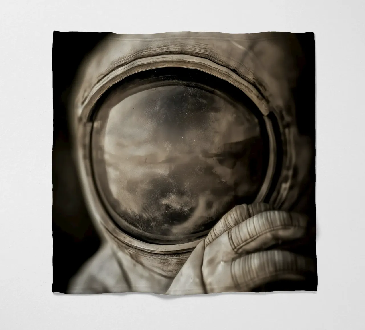 Ein Astronaut in Grautönen Fleecedecke von Imagine