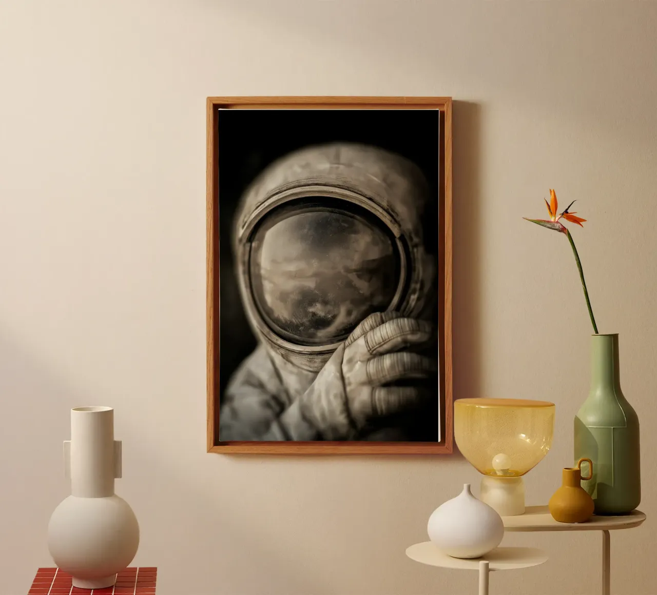 Un astronauta in tonalità di grigio tela con Cornice a cassetta da Imagine