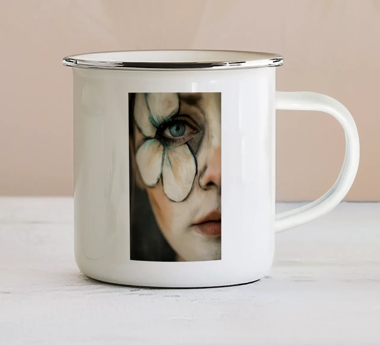 Ritratto femminile con fiore tazza in smalto da Imagine