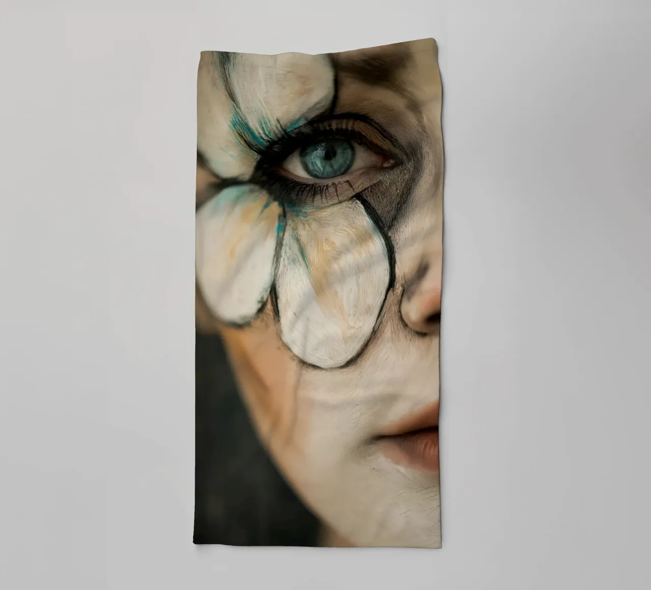 Ritratto femminile con fiore asciugamano da bagno da Imagine