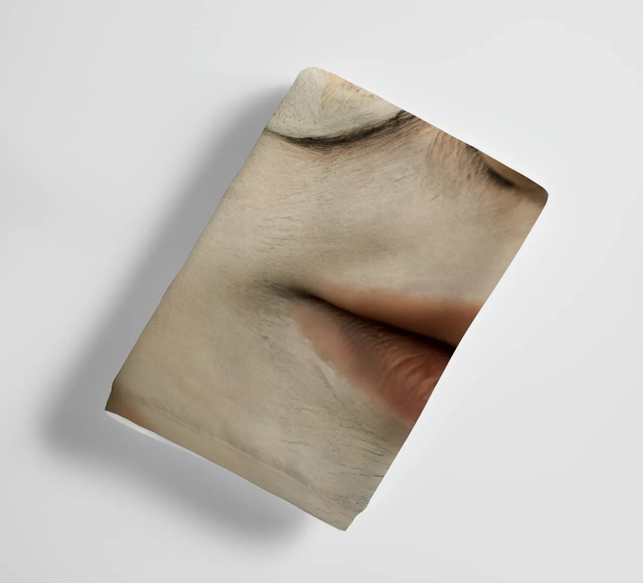 Ritratto femminile con fiore asciugamano da bagno da Imagine