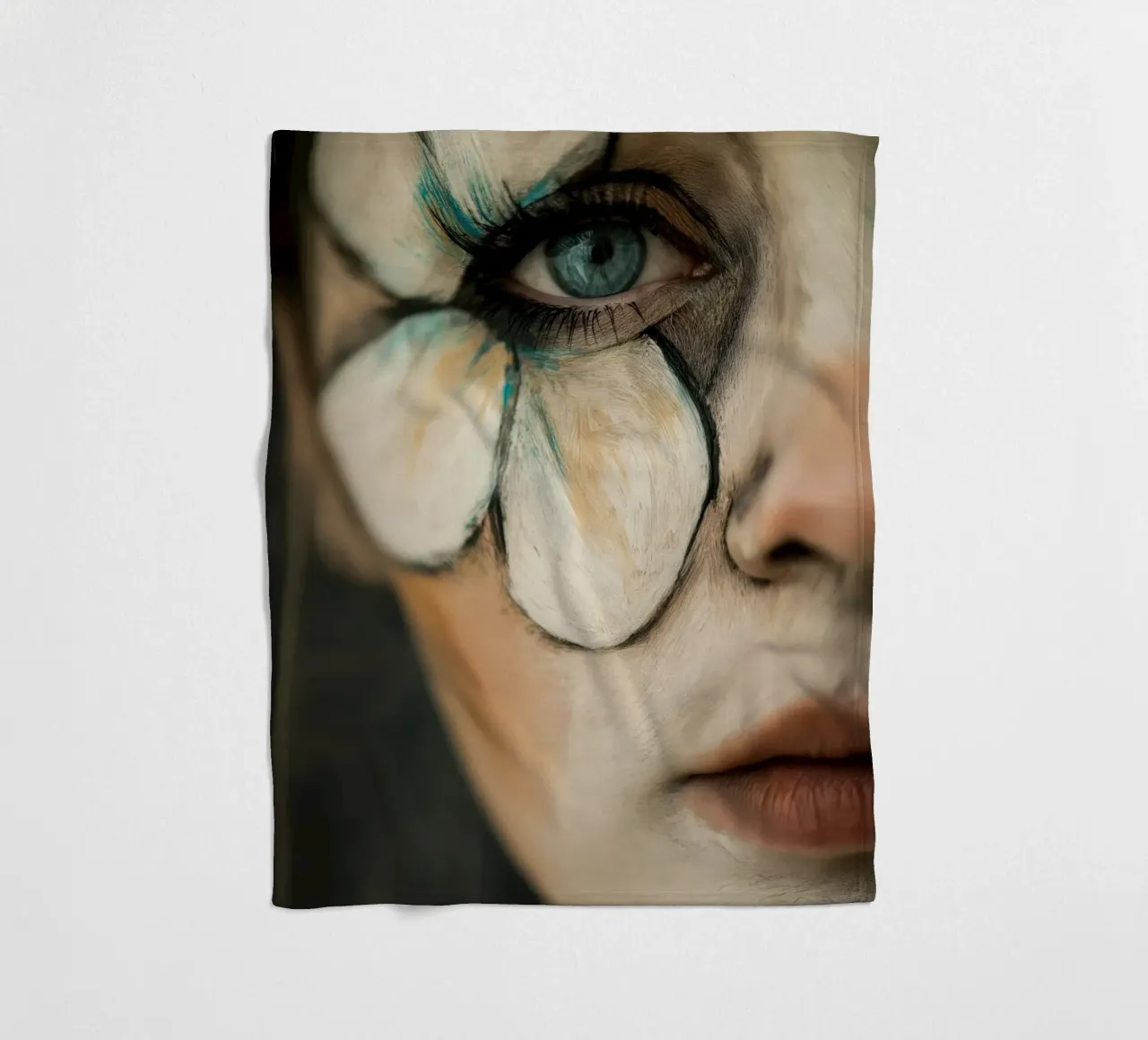 Ritratto femminile con fiore coperta in pile da Imagine
