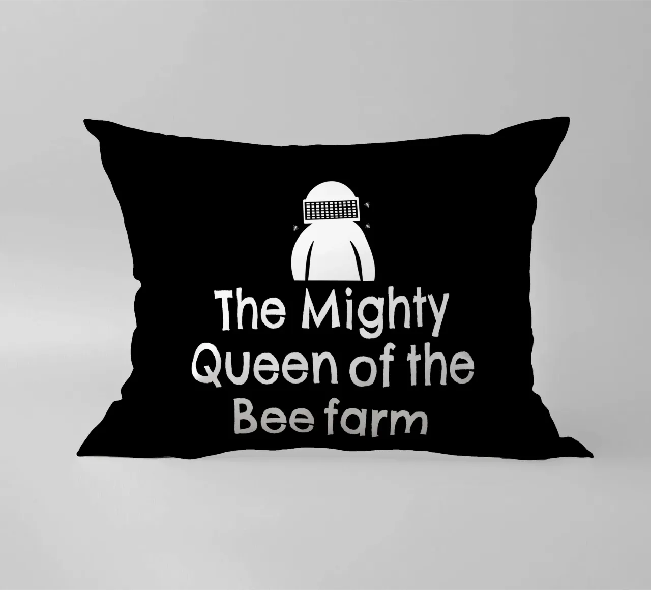 The mighty queen of the bee farm cuscino da happieeagle