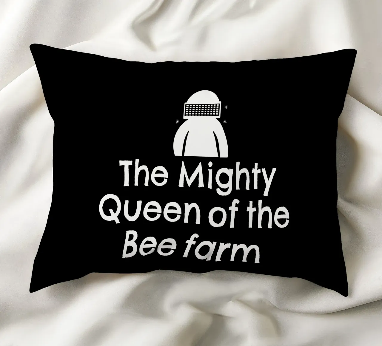 The mighty queen of the bee farm cuscino da happieeagle