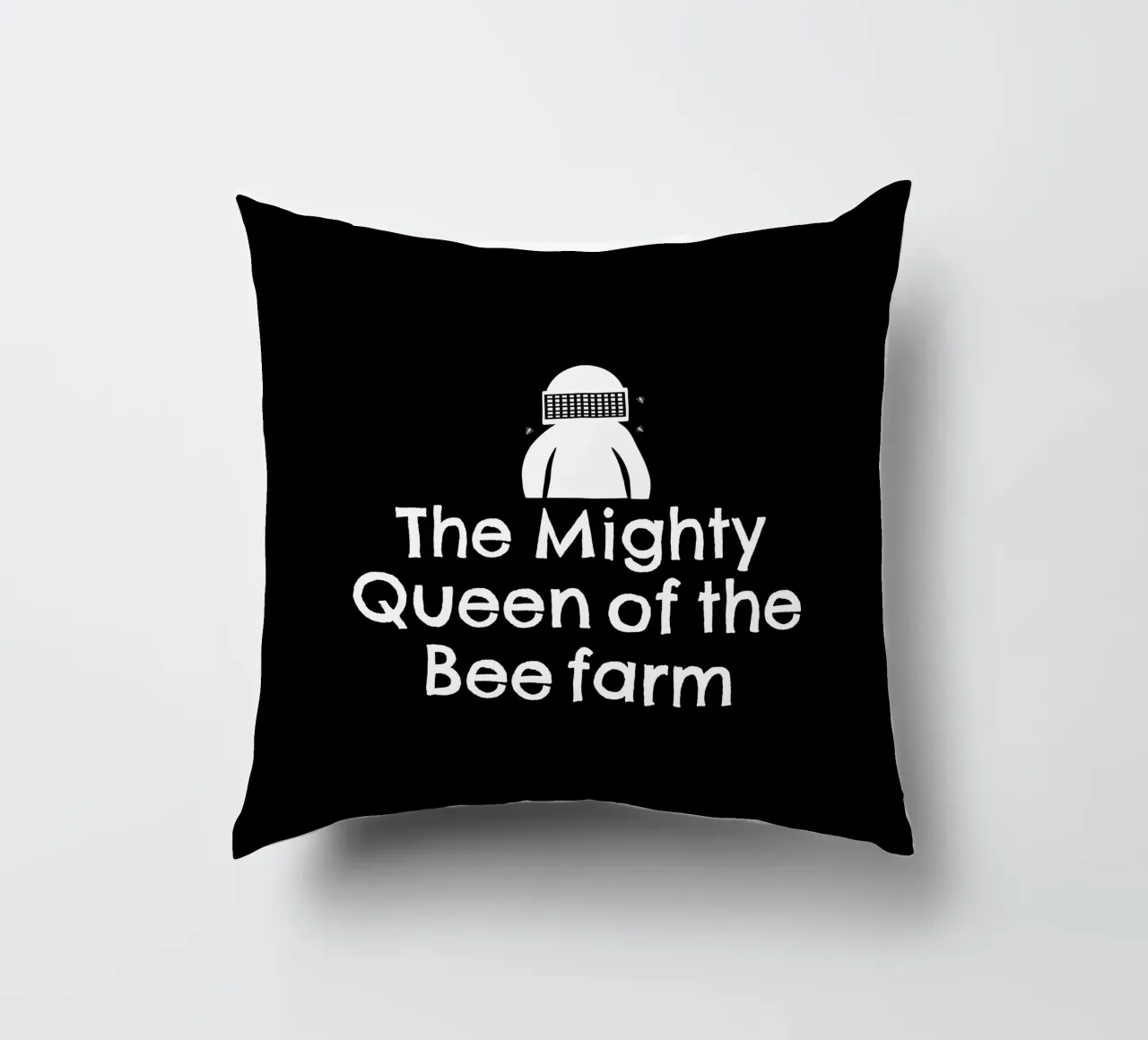 The mighty queen of the bee farm cuscino da happieeagle