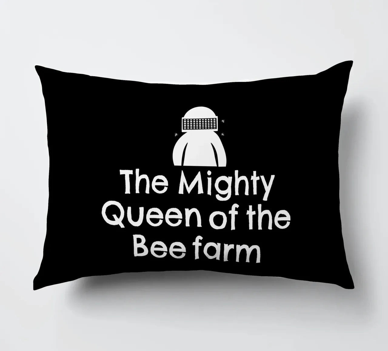 The mighty queen of the bee farm cuscino da happieeagle