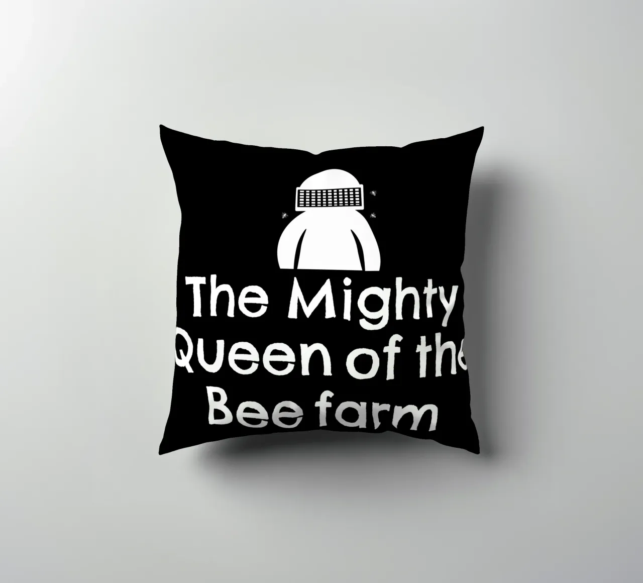 The mighty queen of the bee farm cuscino da happieeagle