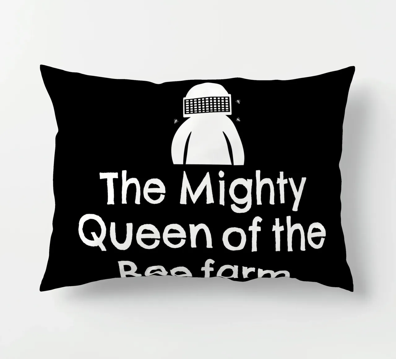 The mighty queen of the bee farm cuscino da happieeagle