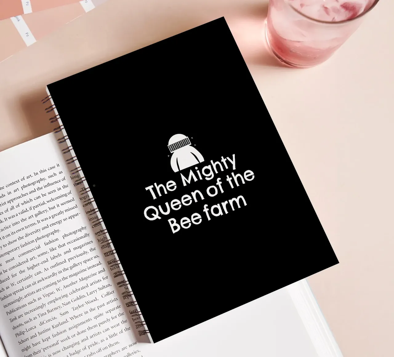 The mighty queen of the bee farm notitieboek met spiraal van happieeagle