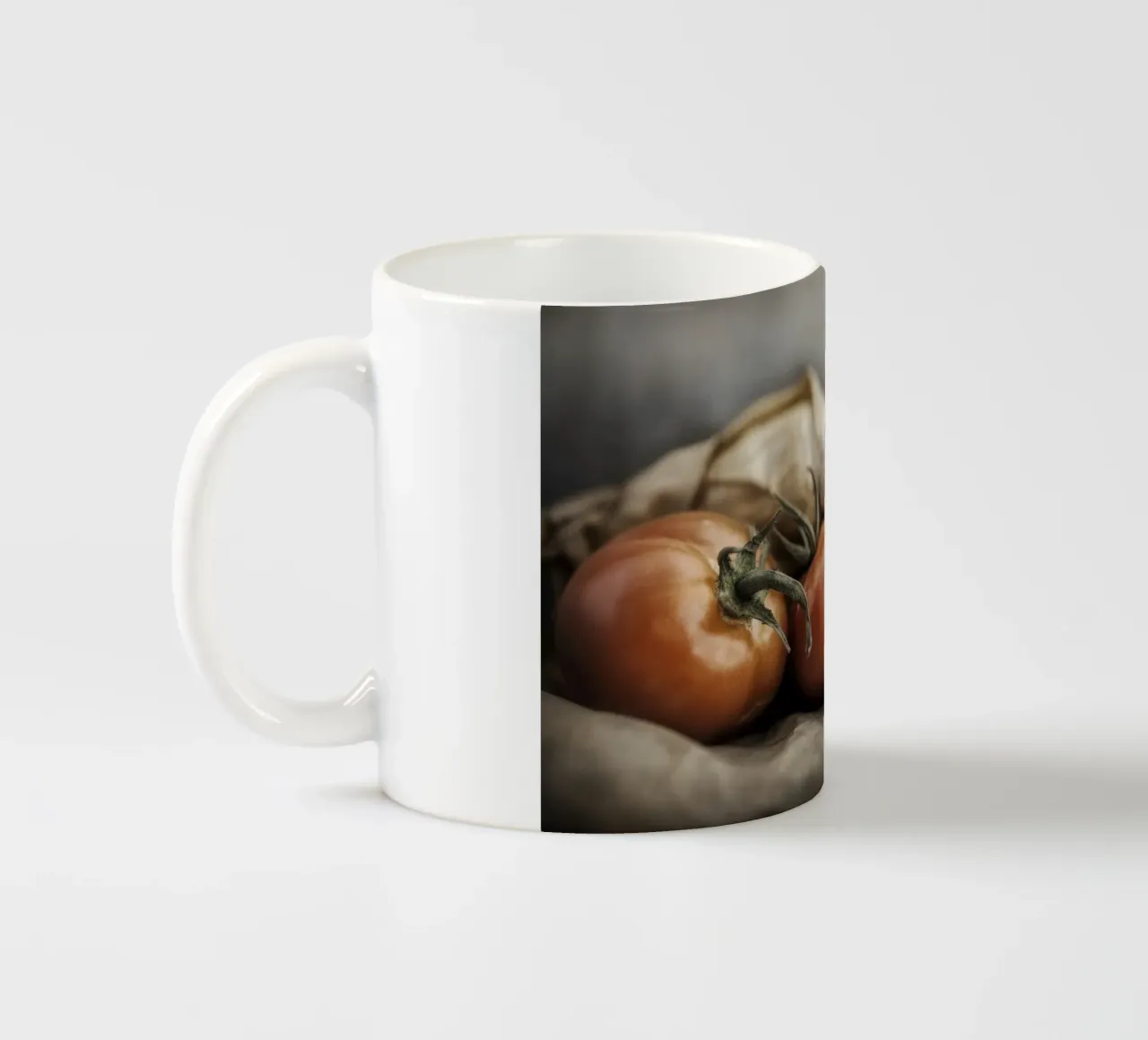 Una vita tranquilla fatta di pomodori e cipolle tazza in ceramica da Imagine
