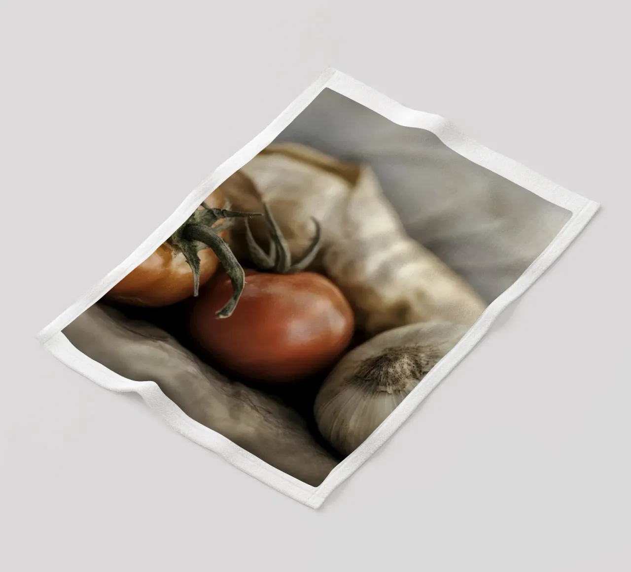 Una vita tranquilla fatta di pomodori e cipolle coperta in pile da Imagine