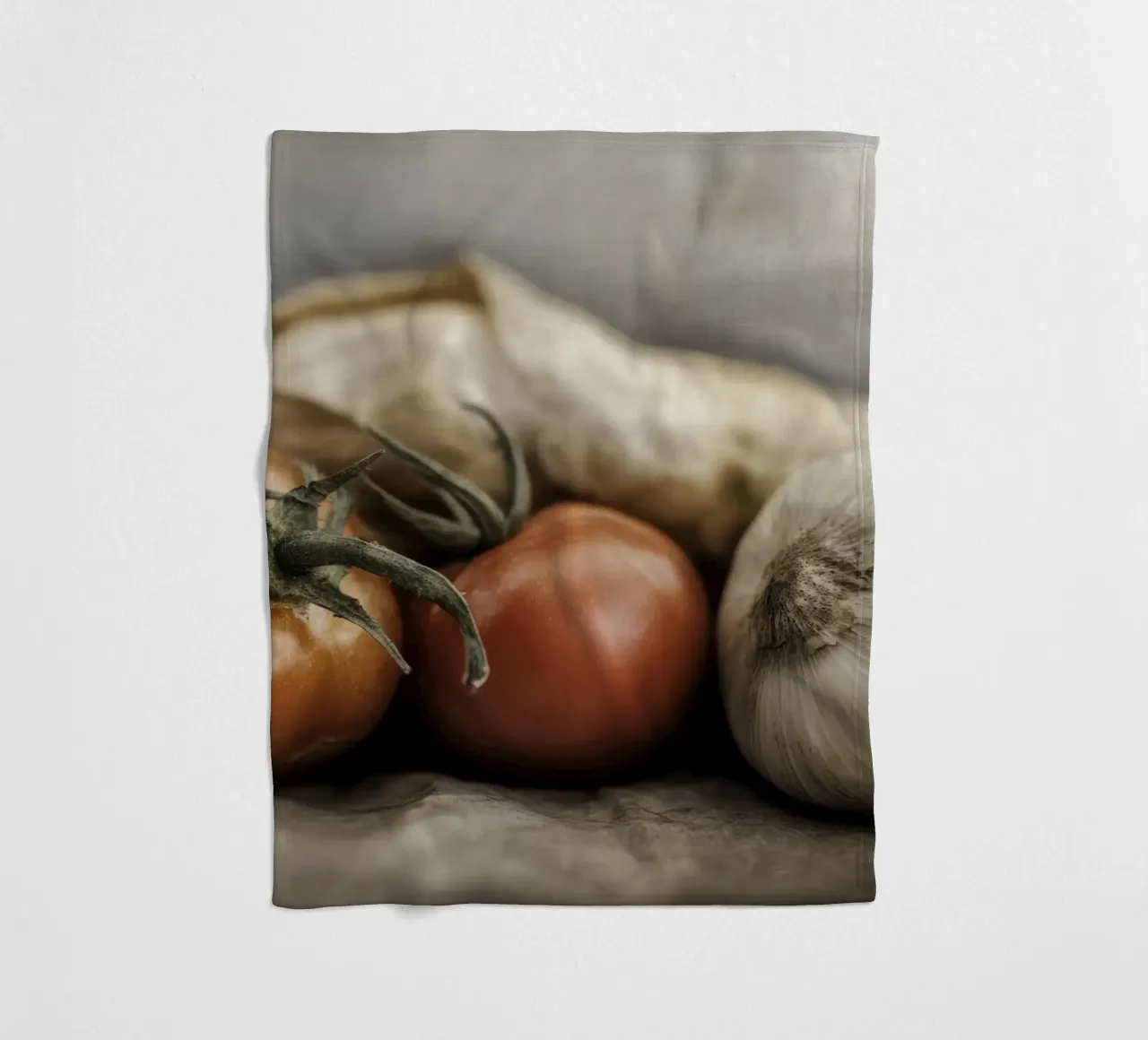 Una vita tranquilla fatta di pomodori e cipolle coperta in pile da Imagine