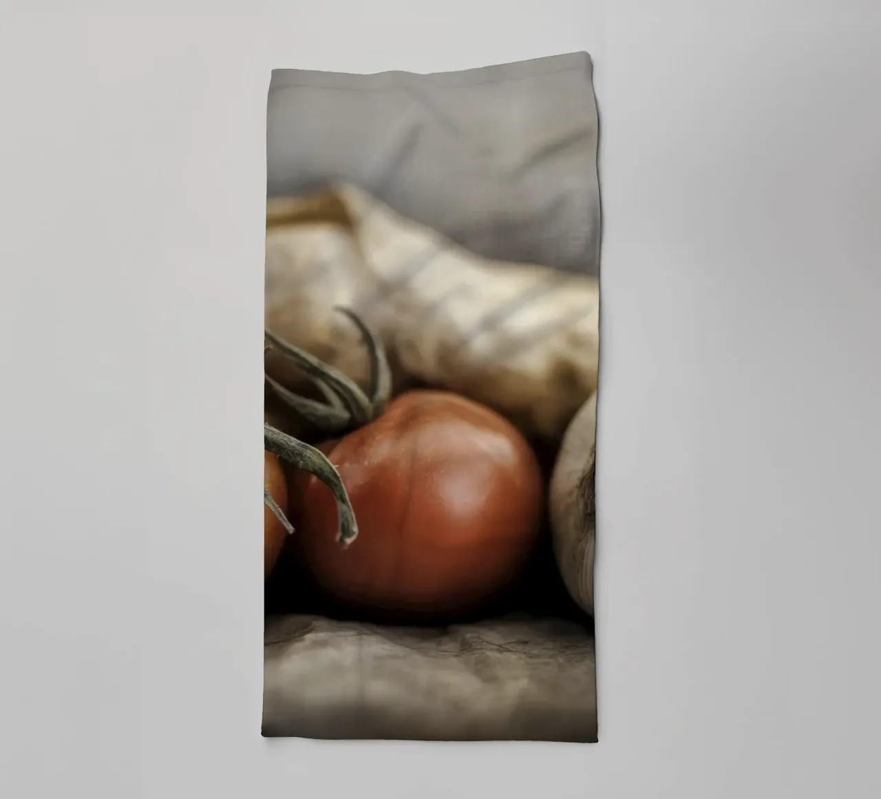 A quiet life of tomatoes and an onion towel by Imagine