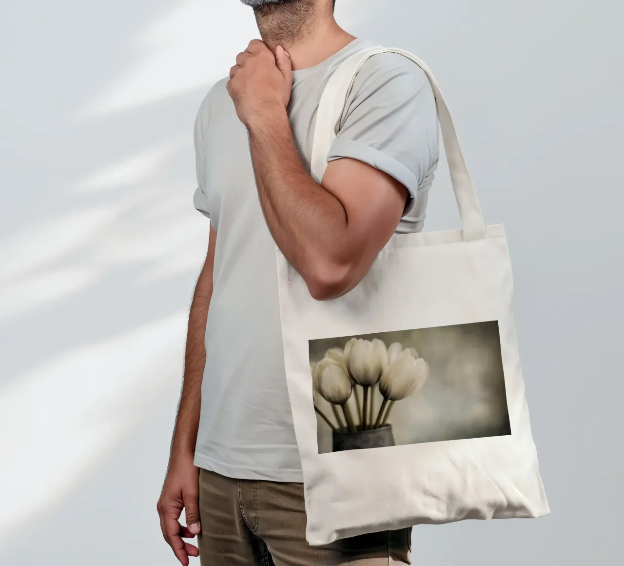 Un vaso con tulipani dai colori tenui borsa in juta da Imagine