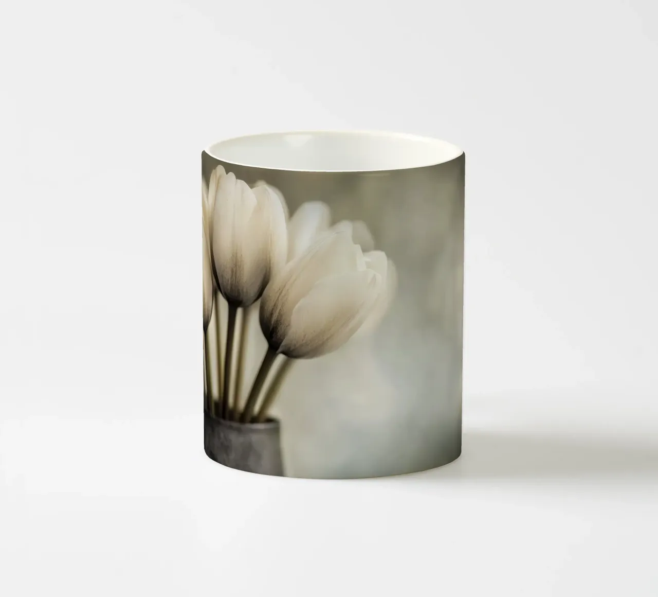 Un vaso con tulipani dai colori tenui tazza in ceramica da Imagine