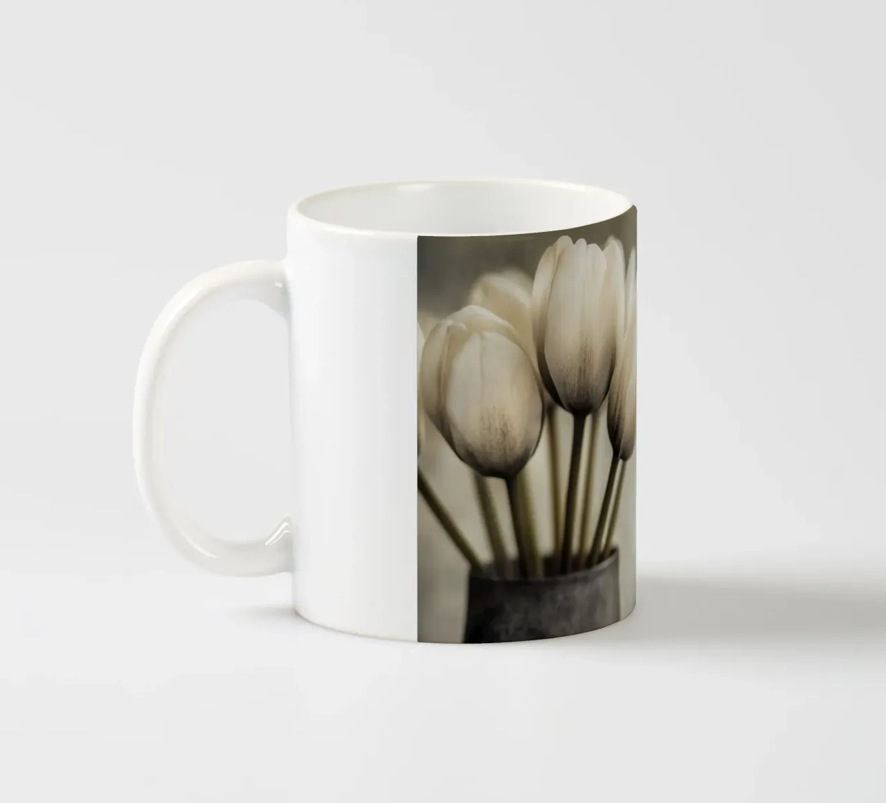 Un vaso con tulipani dai colori tenui tazza in ceramica da Imagine