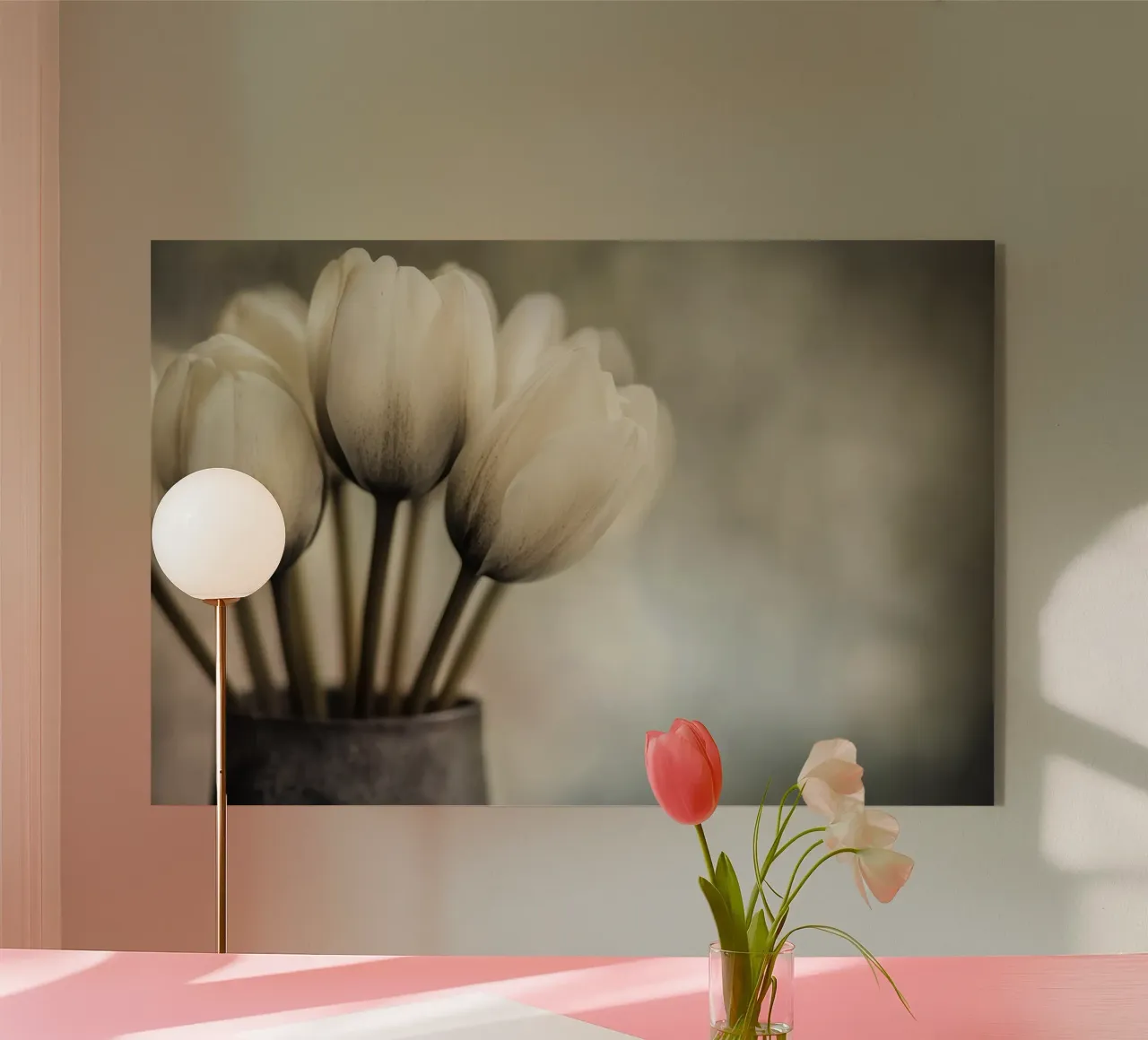 Un vaso con tulipani dai colori tenui plexiglass da Imagine