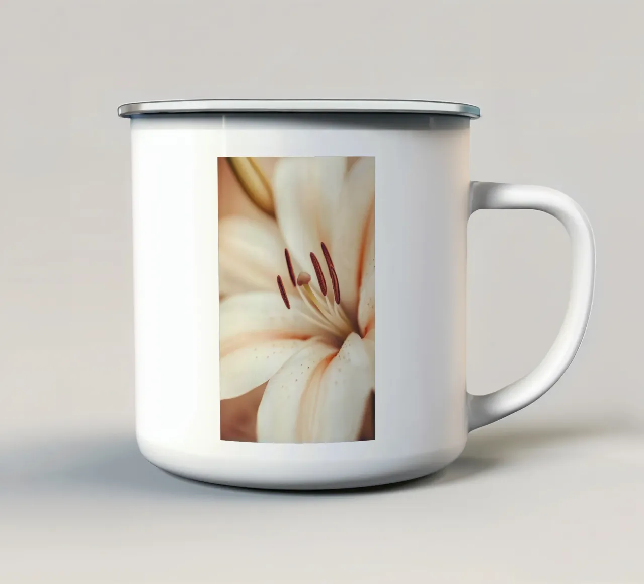 Primo piano di un fiore tazza in smalto da Imagine