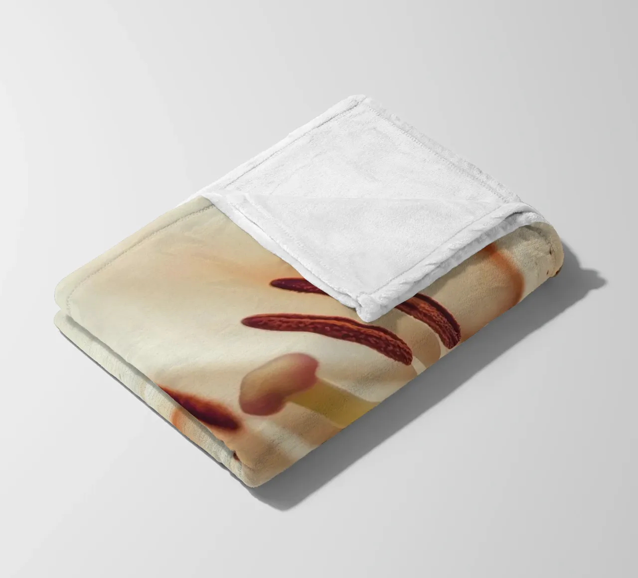 Nahaufnahme einer Blume Fleecedecke von Imagine