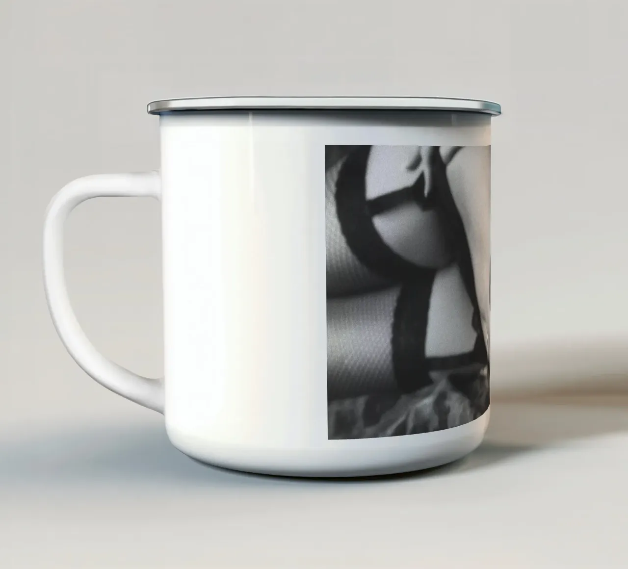 Laura M Mono tazza in smalto da Dave Hare Photography
