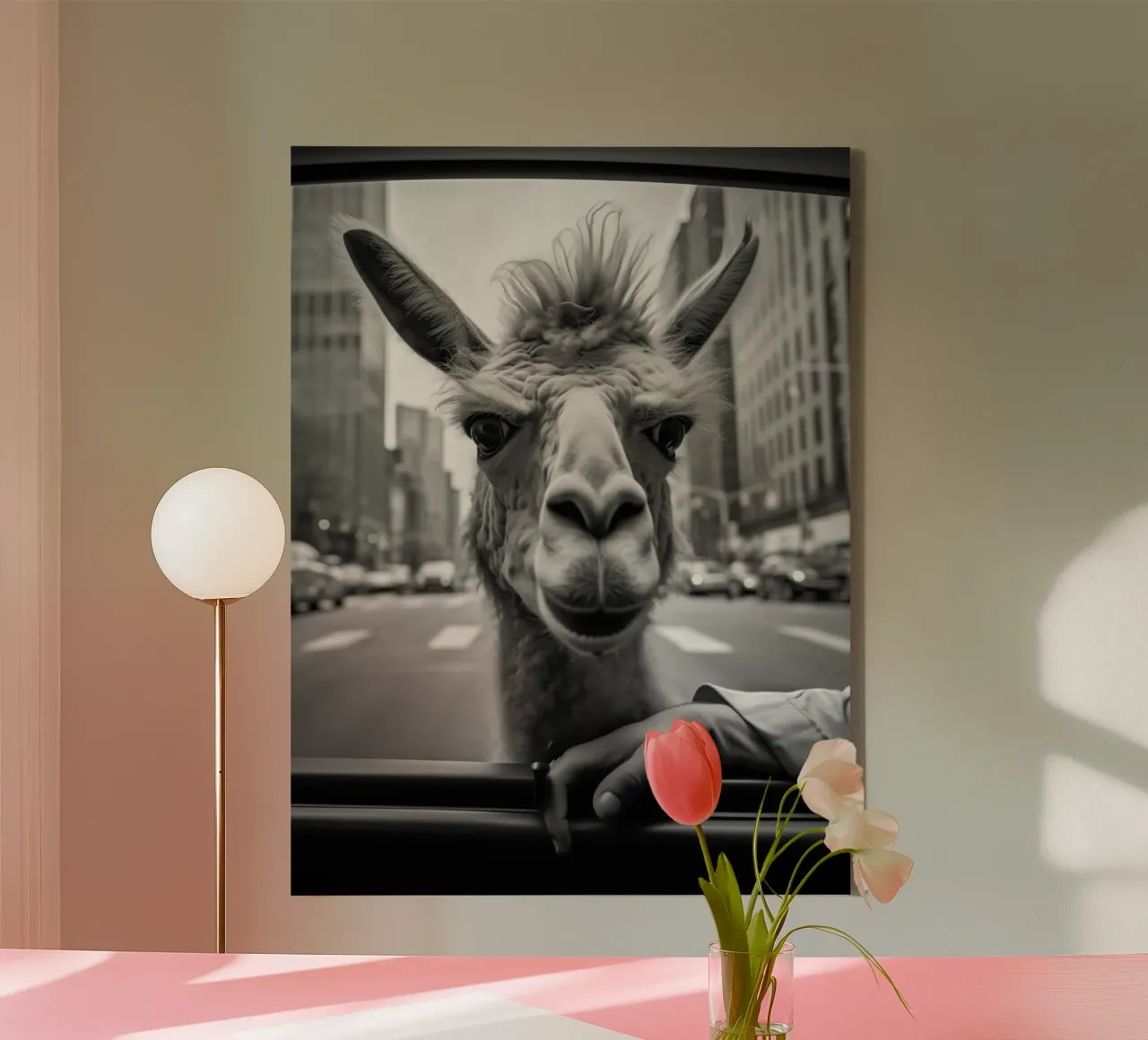 Un lama a New York City | Immagine in bianco e nero tela con Cornice a cassetta da Autofocus