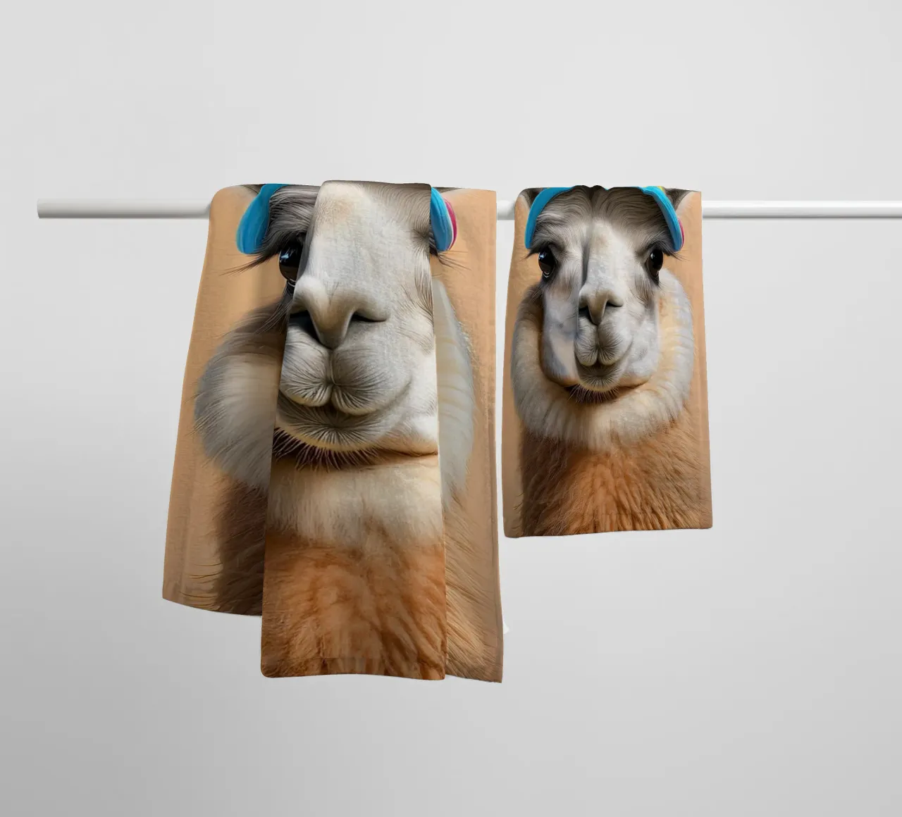 Kleurrijke Lama met Gestreepte Hoed | Leuk en Eigenzinnig Muurkunstwerk badhanddoek van FlexiDesignsByK