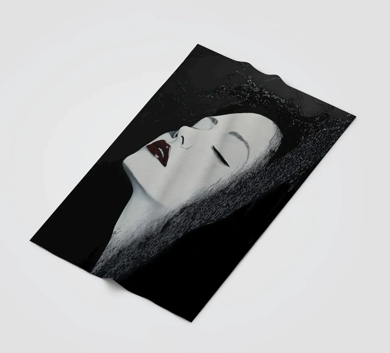 Ritratto femminile in bianco e nero coperta in pile da Imagine
