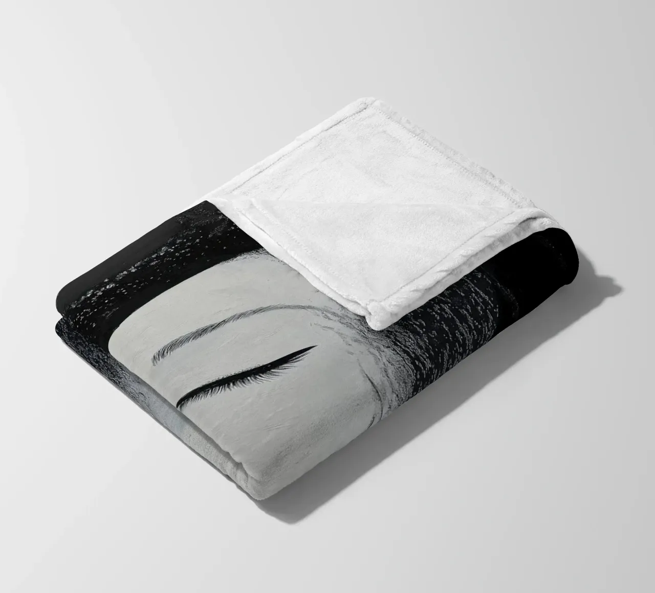 Ritratto femminile in bianco e nero coperta in pile da Imagine