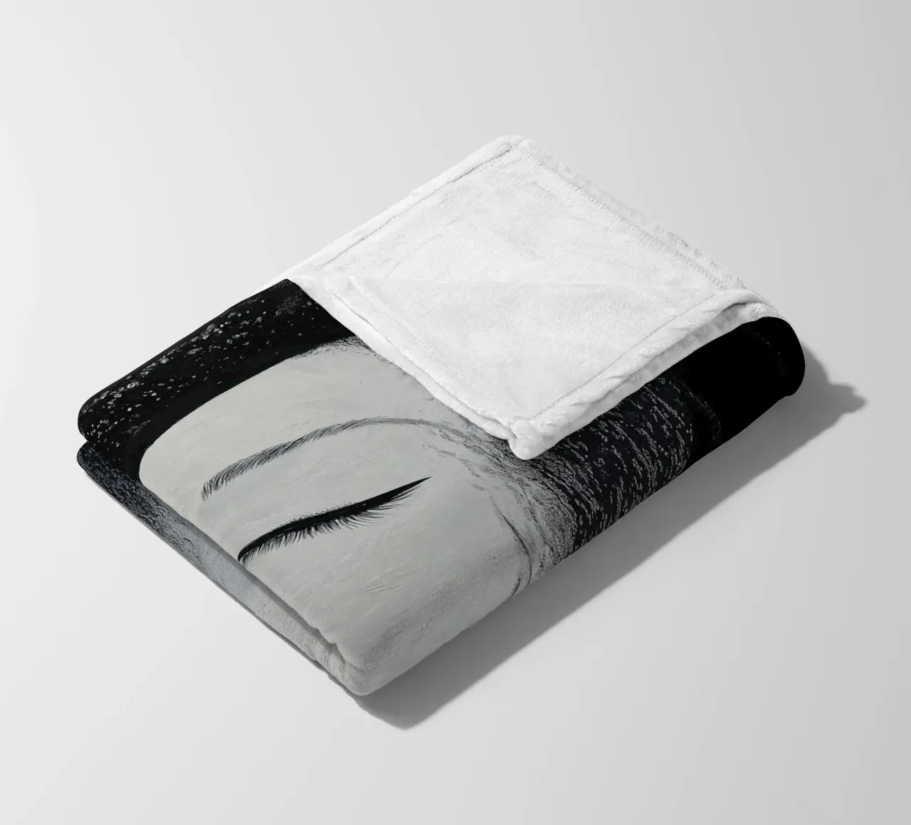 Ritratto femminile in bianco e nero coperta in pile da Imagine