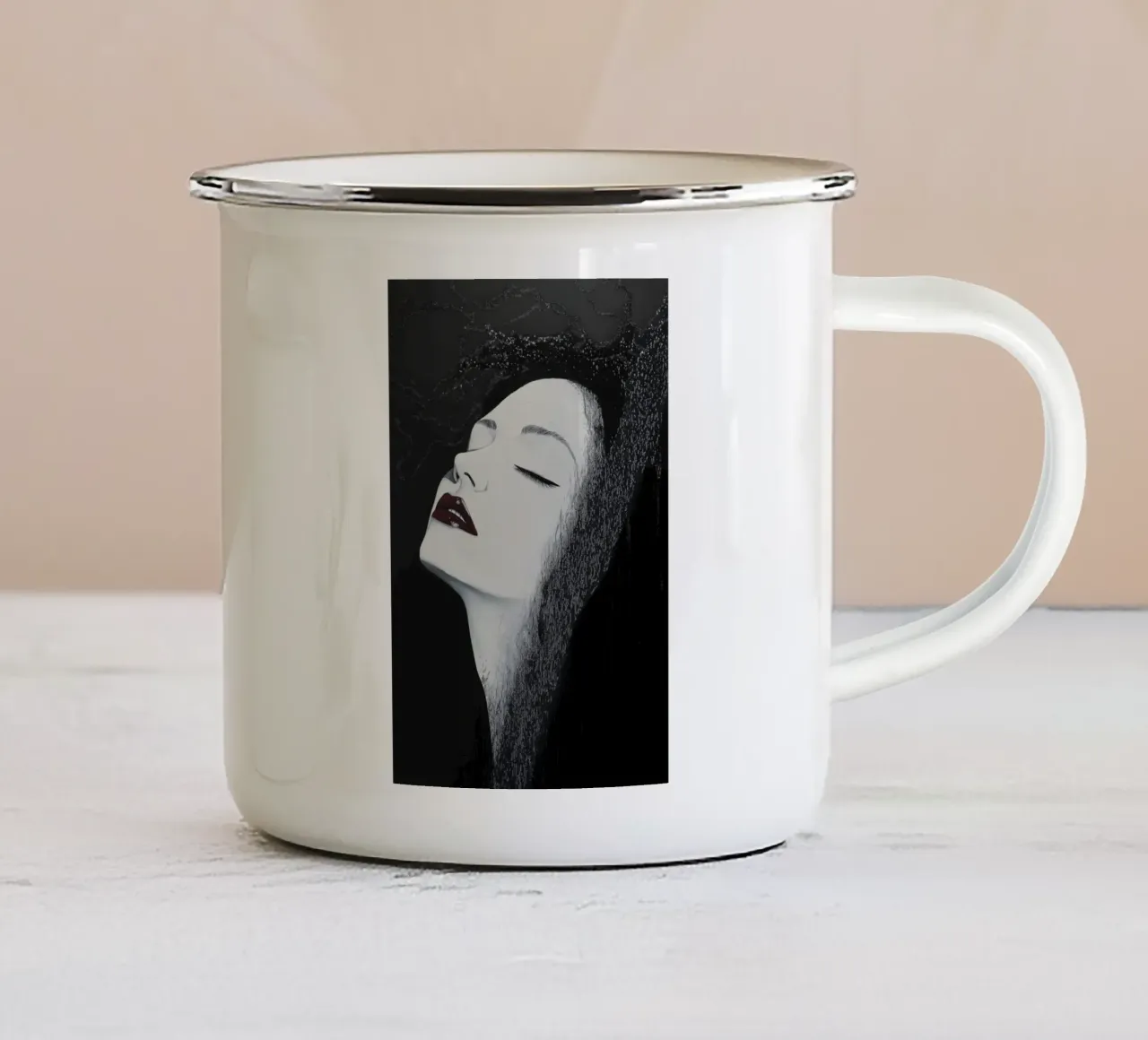 Ritratto femminile in bianco e nero tazza in smalto da Imagine