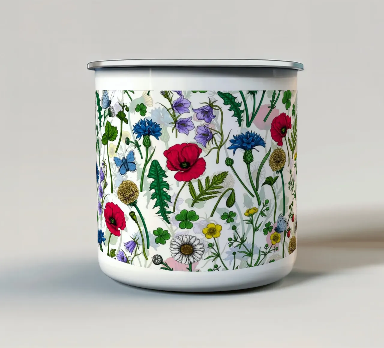 Wildblumen, Mohnblumen, Kornblumen, Gänseblümchen und Schmetterlinge Emaille Tasse von Painted Nature