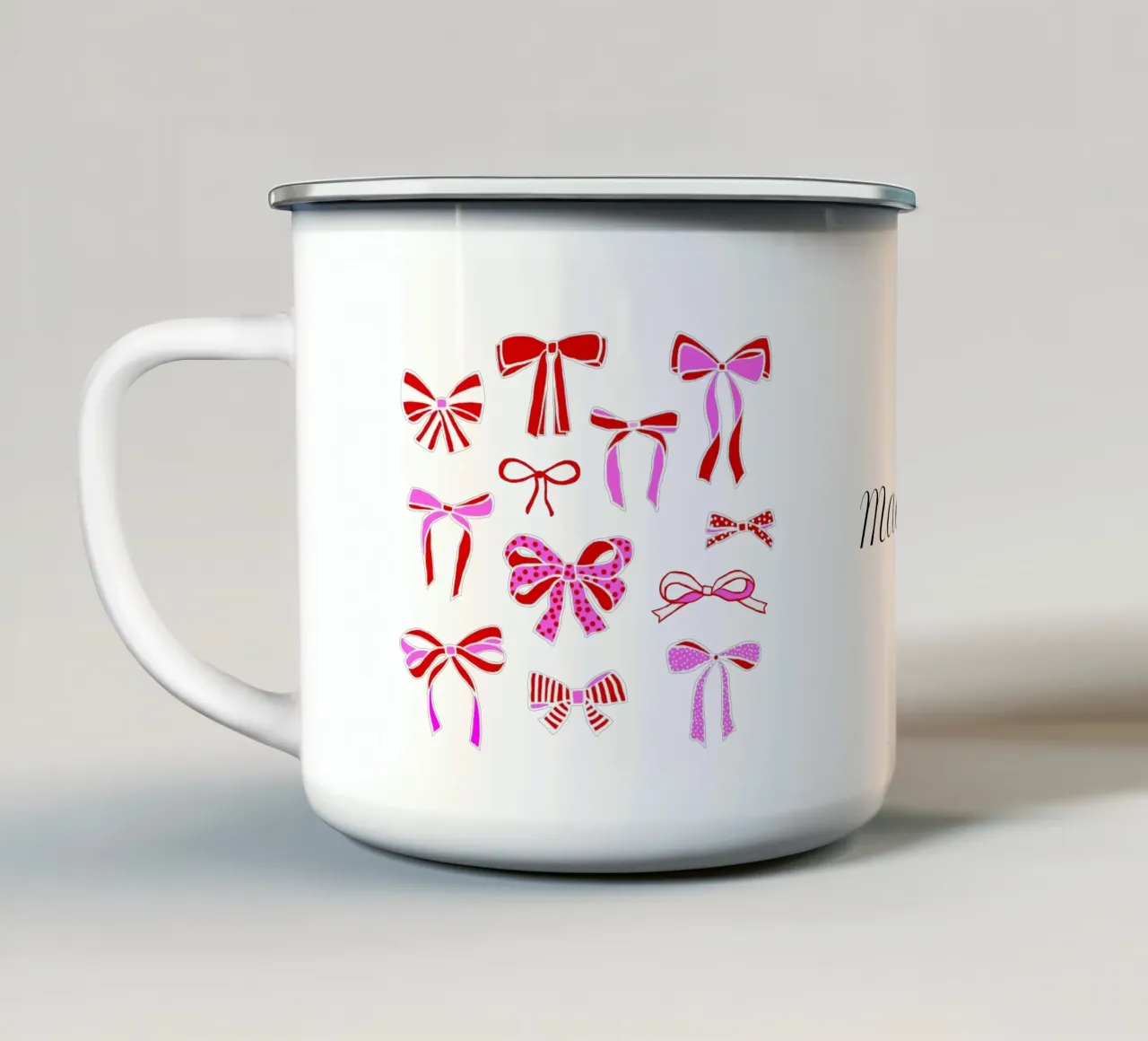 Collezione di nastri e fiocchi festivi in rosso e rosa tazza in smalto da Dominique Vari