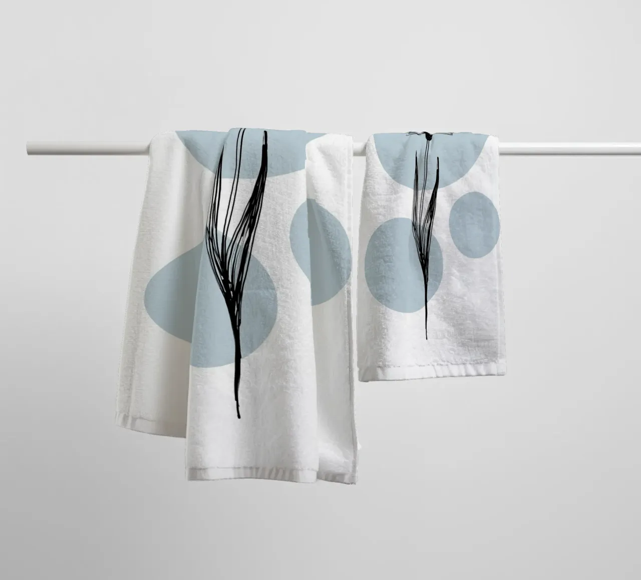 Alina Buffiere - Delicate Botanicals - Kornblume asciugamano da bagno da The Artcircle