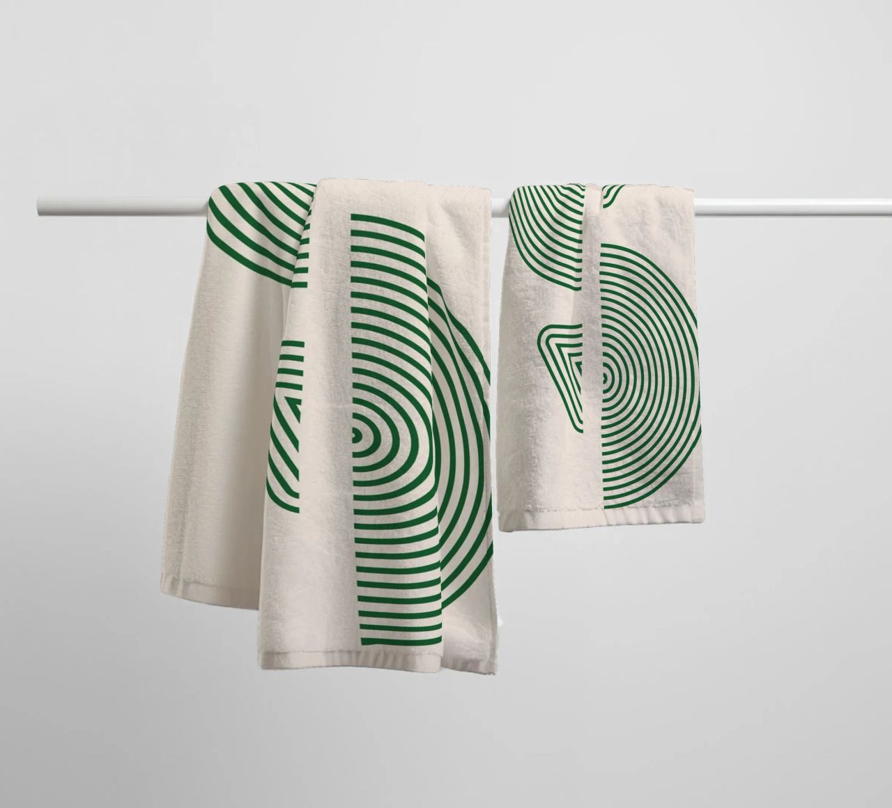 Geometrisches Muster – Grünes Minimal Design Handtuch von Whole©