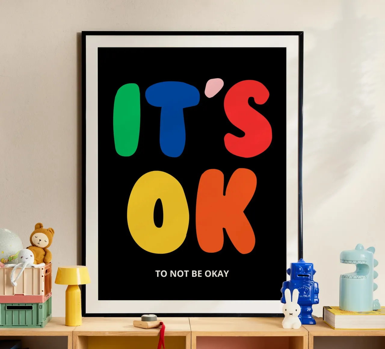 IT'S OK TO NOT BE OKAY poster con telaio in legno da ramosashop